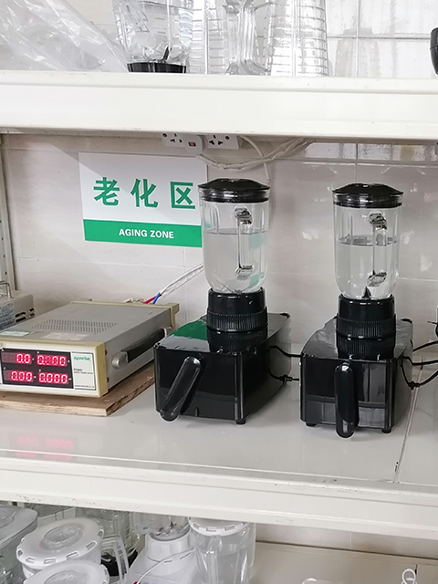 Le enseñamos a su equipo cómo probar la velocidad, el ruido y las fugas del motor.